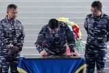 Kepala Staf TNI Angkatan Laut (KSAL) Laksamana TNI Muhammad Ali (tengah) menandatangani prasasti saat meresmikan fasilitas Damage Control Simulator di Komando Latihan (Kolat) Koarmada II, Surabaya, Jawa Timur, Sabtu (24/2/2024). Fasilitas Damage Control Simulator yang berdiri di atas lahan seluas 2.052 meter persegi tersebut merupakan fasilitas latihan bagi prajurit TNI AL untuk meningkatkan kemampuan dan pemahaman awak kapal permukaan terhadap penanggulangan bahaya kebocoran yang terjadi di kapal permukaan. Antara Jatim/Didik Suhartono.