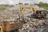 Petugas menggunakan alat berat menata sampah di Tempat Pembuangan Akhir (TPA) Cikundul, Lembursitu, Kota Sukabumi, Jawa Barat, Jumat (23/2/2024). Pemprov Jawa Barat melalui Dinas Lingkungan Hidup (DLH) Jawa Barat menganggarkan 0,4 persen dari APBD 2024 yang senilai Rp36,79 triliun untuk penanganan sampah di Jawa Barat. ANTARA FOTO/Henry Purba/agr
