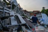 Warga berada diantara puing rumah yang hancur akibat angin puting beliung di Desa Sukadana, Kabupaten Sumedang, Jawa Barat, Kamis (22/2/2024). BPBD Provinsi Jawa Barat mencatat, bencana angin puting beliung yang terjadi di Kabupaten Sumedang dan Kabupaten Bandung tersebut mengakibatkan 97 rumah dan 17 unit bangunan pabrik mengalami kerusakan serta 413 kepala keluarga terdampak dan 31 orang dilarikan ke rumah sakit. ANTARA FOTO/Raisan Al Farisi/agr