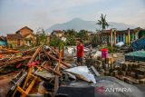 Warga berada diantara puing rumah yang hancur akibat angin puting beliung di Desa Sukadana, Kabupaten Sumedang, Jawa Barat, Kamis (22/2/2024). BPBD Provinsi Jawa Barat mencatat, bencana angin puting beliung yang terjadi di Kabupaten Sumedang dan Kabupaten Bandung tersebut mengakibatkan 97 rumah dan 17 unit bangunan pabrik mengalami kerusakan serta 413 kepala keluarga terdampak dan 31 orang dilarikan ke rumah sakit. ANTARA FOTO/Raisan Al Farisi/agr