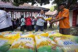 Petugas melayani warga yang membeli beras medium Bulog yang dijual pada gerakan pangan murah di Kecamatan Sindang, Indramayu, Jawa Barat, Rabu (21/2/2024). Pemerintah Kabupaten Indramayu menyelenggarakan Gerakan Pangan Murah untuk menekan laju inflasi serta stabilisasi pasokan dan harga pangan. ANTARA FOTO/Dedhez Anggara/agr
