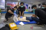 Peserta melakukan simulasi pertolongan pertama terhadap korban kecelakaan saat mengikuti Basic Life Support Competition bulan K3 di kantor Pertamina EP Zona 7 Klayan, Cirebon, Jawa Barat, Jumat (23/2/2024). Kompetisi yang diadakan guna mendukung bulan K3 Nasional tahun 2024 tersebut bertujuan untuk mencegah angka kecelakaan kerja dalam kegiatan hulu migas. ANTARA FOTO/Dedhez Anggara/agr
