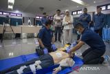 Peserta melakukan simulasi pertolongan pertama terhadap korban kecelakaan saat mengikuti Basic Life Support Competition bulan K3 di kantor Pertamina EP Zona 7 Klayan, Cirebon, Jawa Barat, Jumat (23/2/2024). Kompetisi yang diadakan guna mendukung bulan K3 Nasional tahun 2024 tersebut bertujuan untuk mencegah angka kecelakaan kerja dalam kegiatan hulu migas. ANTARA FOTO/Dedhez Anggara/agr
