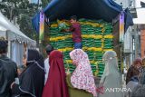 Warga antre untuk membeli beras medium saat operasi pasar murah di Taman Film, Bandung, Jawa Barat, Senin (19/2/2024). Pemerintah Kota Bandung menggelar operasi pasar murah di 30 Kecamatan itu guna menstabilkan harga kebutuhan pokok terutama beras yang sedang mengalami kenaikan harga yang digelar hingga 1 Maret 2024. ANTARA FOTO/Raisan Al Farisi/agr
