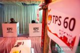 Pemilih melakukan pemungutan suara ulang (PSU) pemilu 2024 di TPS 60 Cimahi, Jawa Barat, Sabtu (24/2/2024). Sebanyak 225 daftar pemilih tetap di TPS tersebut melaksanakan PSU untuk lima jenis surat suara akibat surat suara presiden dan wakil presiden yang hilang pada pemungutan 14 Februari lalu. ANTARA FOTO/Novrian Arbi/agr
