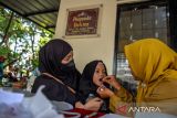 Petugas kesehatan memberikan vitamin A kepada anak balita di Posyandu Delima, Kelurahan Lingkar Selatan, Bandung, Jawa Barat, Senin (26/2/2024). Pemerintah Kota Bandung tengah menggencarkan pemberian vitamin A bagi balita 6 hingga 59 bulan guna menangani permasalahan gizi serta menstimulasi produksi sel darah putih yang berperan dalam pembentukan tulang, menjaga dan mendukung pertumbuhan sel-sel tubuh, serta meningkatkan daya tahan tubuh. ANTARA FOTO/Raisan Al Farisi/agr