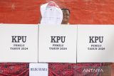 Warga memperlihatkan surat suara saat pelaksanaan pemungutan suara ulang (PSU) di TPS 03 desa Tugu, Kecamatan Lelea, Indramayu, Jawa Barat, Rabu (21/2/2024). Sebanyak tiga TPS di Indramayu menggelar pemungutan suara ulang akibat temuan beberapa pelanggaran di tiga TPS tersebut. ANTARA FOTO/Dedhez Anggara/agr
