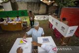 Warga menggunakan hak pilihnya saat pelaksanaan pemungutan suara ulang (PSU) di TPS 03 desa Tugu, Kecamatan Lelea, Indramayu, Jawa Barat, Rabu (21/2/2024). Sebanyak tiga TPS di Indramayu menggelar pemungutan suara ulang akibat temuan beberapa pelanggaran di tiga TPS tersebut. ANTARA FOTO/Dedhez Anggara/agr