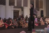 Model memeragakan busana batik di Cikole, Kota Sukabumi, Jawa Barat, Jumat (23/2/2024). Peragaan busana bertajuk Mapag Sri tersebut menampilkan karya busana batik dari 30 UMKM di Sukabumi dan Cianjur. ANTARA FOTO/Henry Purba/agr