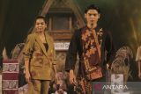 Model memeragakan busana batik di Cikole, Kota Sukabumi, Jawa Barat, Jumat (23/2/2024). Peragaan busana bertajuk Mapag Sri tersebut menampilkan karya busana batik dari 30 UMKM di Sukabumi dan Cianjur. ANTARA FOTO/Henry Purba/agr