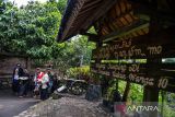 Masyarakat adat Cireundeu membawa bunga untuk ditaburkan di titik longsor bekas TPA Leuwigajah, Cimahi, Jawa Barat, Rabu (21/2/2024). Aksi tabur bunga tersebut dilakukan dalam rangka memperingati Hari Peduli Sampah Nasional (HPSN) serta 19 tahun tragedi longsornya sampah di TPA Leuwigajah yang menewaskan 157 orang. ANTARA FOTO/Raisan Al Farisi/agr