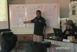 Petugas PPS menunjukan perolehan suara saat rapat pleno rekapitulasi hasil perhitungan suara Pemilu 2024 di Cikole, Kota Sukabumi, Jawa Barat, Senin (19/2/2024). KPU Kota Sukabumi melaksanakan rapat pleno rekapitulasi perhitungan suara di tingkat PPK dari 999 tempat pemungutan suara (TPS) di tujuh kecamatan yang berlangsung hingga Rabu (28/2). ANTARA FOTO/Henry Purba/agr