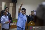 Terdakwa kasus penodaan agama Panji Gumilang (tengah) menyapa kerabatnya usai sidang pembacaan tuntutan di Pengadilan Negeri Indramayu, Jawa Barat, Kamis (22/2/2024). Dalam sidang tersebut jaksa menuntut pimpinan Pondok Pesantren Al-Zaytun Panji Gumilang dengan hukuman 1 tahun 6 bulan penjara terkait kasus penodaan agama. ANTARA FOTO/Dedhez Anggara/agr
