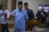 Terdakwa kasus penodaan agama Panji Gumilang (tengah) menyapa kerabatnya usai sidang pembacaan tuntutan di Pengadilan Negeri Indramayu, Jawa Barat, Kamis (22/2/2024). Dalam sidang tersebut jaksa menuntut pimpinan Pondok Pesantren Al-Zaytun Panji Gumilang dengan hukuman 1 tahun 6 bulan penjara terkait kasus penodaan agama. ANTARA FOTO/Dedhez Anggara/agr
