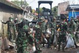 TNI diterjunkan atasi tumpukan sampah pascabanjir di  Demak