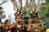  Dua tatung mengikuti kirab budaya saat Festival Cap Go Meh di kawasan SCBD, Jakarta, Sabtu (24/2/2024). Festival Cap Go Meh digelar sebagai puncak perayaan Tahun Baru Imlek Naga Kayu 2575 sekaligus melestarikan akulturasi budaya Tionghoa di Indonesia. ANTARA FOTO/Sulthony Hasanuddin/tom.
