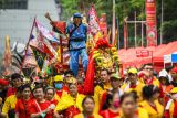 Seorang tatung dan sejumlah peserta mengikuti kirab budaya saat Festival Cap Go Meh di kawasan SCBD, Jakarta, Sabtu (24/2/2024). Festival Cap Go Meh digelar sebagai puncak perayaan Tahun Baru Imlek Naga Kayu 2575 sekaligus melestarikan akulturasi budaya Tionghoa di Indonesia. ANTARA FOTO/Sulthony Hasanuddin/tom.