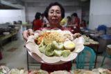 Warga Tionghoa menyiapkan makanan lontong Cap Go Meh di Kelenteng Tjoe Hwie Kiong, Kota Kediri, Jawa Timur, Sabtu (24/2/2024). Tradisi makan lontong bersama saat merayakan Cap Go Meh tersebut menjadi rangkaian penutupan perayaan Tahun Baru Imlek. ANTARA FOTO/Prasetia Fauzani/tom.