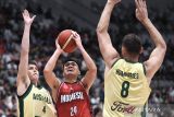 Pebasket Timnas Indonesia Agassi Yeshe Goantara (tengah) melakukan lay up dengan dihadang pebasket timnas Australia Ben Henshall (kiri) dan Isaac Bradley Humphries (kanan) dalam laga Grup A Kualifikasi FIBA Asia Cup 2025 di Indonesia Arena, Gelora Bung Karno (GBK), Senayan, Jakarta, Minggu (25/2/2024). Timnas basket Indonesia dikalahkan Australia dengan skor akhir 51-106. ANTARA FOTO/M Risyal Hidayat/wsj.