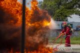 Peserta berusaha memadamkan api yang membakar saluran pipa saat lomba Fire Combat di Pertamina EP Jatibarang Field, Indramayu, Jawa Barat, Senin (26/2/2024). Lomba yang diadakan Pertamina EP dalam rangka memperingati bulan K3 Nasional tahun 2024 tersebut bertujuan untuk mengasah kesiapsiagaan sekaligus kemampuan para pekerja dalam menangani kondisi darurat kebakaran di area hulu migas. ANTARA FOTO/Dedhez Anggara/agr