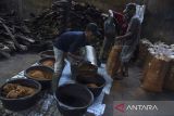 Pekerja membuat makanan tradisional serundeng kelapa di pabrik produksi serundeng Cap Hoki, Kabupaten Ciamis, Jawa Barat, Selasa (27/2/2024). Kementerian Koperasi dan Usaha Kecil Menengah (UKM) memberikan pendanaan syariah sebesar Rp10 miliar bagi usaha mikro, kecil, dan menengah (UMKM) melalui program Entrepreneur Financial Fiesta (EFF) 2024 untuk mengakselerasi pembiayaan bagi usaha mikro di Indonesia. ANTARA FOTO/Adeng Bustomi/agr
