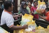 Warga membeli beras saat operasi pasar murah di Gunungpuyuh, Kota Sukabumi, Jawa Barat, Selasa (27/2/2024). Pemerintah Kota Sukabumi menggelar operasi pasar murah di tujuh kecamatan hingga 6 Maret 2024 guna menstabilkan harga kebutuhan pokok. ANTARA FOTO/Henry Purba/agr