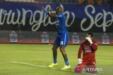 Pesepak bola Persib Bandung David Da Silva (kiri) berselebrasi usai mencetak gol ke gawang yang dijaga kiper PSIS Semarang Muhammad Adi Satryo (kanan) dalam pertandingan BRI Liga 1 di Stadion Si Jalak Harupat, Kabupaten Bandung, Jawa Barat, Selasa (27/2/2024). Persib Bandung mengalahklan PSIS Semarang skor 3-0. ANTARA FOTO/Novrian Arbi/agr
