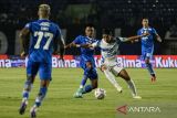 Pesepak bola Persib Bandung Kakang Rudianto (kedua kanan) berebut bola dengan pesepak bola PSIS Semarang Septian David Maulana (kedua kiri) saat pertandingan lanjutan BRI Liga 1 di Stadion Si Jalak Harupat, Kabupaten Bandung, Jawa Barat, Selasa (27/2/2024). Persib Bandung mengalahklan PSIS Semarang skor 3-0. ANTARA FOTO/Novrian Arbi/agr
