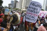  Sejumlah ibu-ibu yang tergabung dalam Gerakan Keadilan Rakyat menggelar aksi long march dari kawasan Patung Kuda menuju kantor Bawaslu di Jakarta, Selasa (27/2/2024). Dalam aksinya, mereka meminta Badan Pengawas Pemilu (Bawaslu) mengusut kebijakan pemerintah membagi-bagikan bansos jelang Pemilu 2024 yang dianggap menguntungkan salah satu pasangan capres - cawapres tertentu sehingga berdampak pada kenaikan harga beras usai Pemilu. ANTARA FOTO/Hafidz Mubarak A/rwa.
