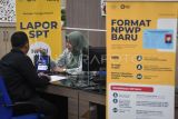  Petugas Direktorat Jenderal Pajak (DJP) memberikan informasi pemadanan Nomor Induk Kependudukan (NIK) menjadi Nomor Pokok Wajib Pajak (NPWP) kepada wajib pajak di salah satu Kantor Pelayanan Pajak (KPP) di Jakarta, Selasa (27/2/2024). Berdasarkan data yang dirilis DJP pada 20 Februari 2024, saat ini 60,79 juta NIK telah berhasil dipadankan dengan NPWP atau setara 83 persen dari total 73,13 juta Wajib Pajak Orang Pribadi Dalam Negeri dan rencananya implementasi secara penuh NIK menjadi NPWP akan dilaksanakan pada 1 Juli 2024. ANTARA FOTO/Aditya Pradana Putra/rwa.
