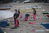 Gandeng AJI-Mapala, Alfamidi Bersihkan Pantai Karangria