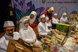 Petugas merias calon pengantin difabel saat nikah massal di Taman Budaya, Bandung, Jawa Barat, Rabu (28/2/2024). Mimbar Hiburan Amal dan Dhuafa (MHABD) menggelar pernikahan massal bagi warga disabilitas untuk ke-35 kali nya, serta memberikan santunan dalam rangka menyambut Bulan Suci Ramadhan. ANTARA FOTO/Raisan Al Farisi/agr
