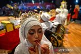 Penata rias merias calon pengantin difabel saat nikah massal di Taman Budaya, Bandung, Jawa Barat, Rabu (28/2/2024). Mimbar Hiburan Amal dan Dhuafa (MHABD) menggelar pernikahan massal bagi warga disabilitas untuk ke-35 kali nya, serta memberikan santunan dalam rangka menyambut Bulan Suci Ramadhan. ANTARA FOTO/Raisan Al Farisi/agr
