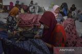 Pekerja menyelesaikan pembuatan batik tulis di rumah produksi Agnesha di Ciroyom, Kota Tasikmalaya, Jawa Barat, Rabu (28/2/2023). Kementerian Perindustrian (Kemenperin) mendorong pemerintah daerah untuk memanfaatkan Dana Alokasi Khusus (DAK) bidang Industri Kecil dan Menengah (IKM) untuk melakukan pembangunan atau revitalisasi sentra IKM di sektor batik demi menciptakan para perajin batik yang lebih berdaya saing. ANTARA FOTO/Adeng Bustomi/agr