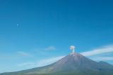 Gunung Semeru memuntahkan kolom abu setinggi 900 meter
