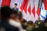 Presiden Joko Widodo (kiri) memberikan arahan disaksikan Menteri Pertahanan Prabowo Subianto (dua kanan), Panglima TNI Jenderal TNI Agus Subiyanto (dua kiri) dan Kapolri Jenderal Pol Listyo Sigit Prabowo (kanan) saat menghadiri Rapat Pimpinan (Rapim) TNI dan Polri Tahun 2024 di Mabes TNI, Jakarta, Rabu (28/2/2024). Presiden Joko Widodo dalam arahannya menyampaikan TNI dan Polri harus menjadi bagian penting untuk menyongsong Indonesia Emas 2045 karena berpeluang besar untuk menjadi negara maju dan keluar dari