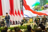 Presiden Joko Widodo (kiri) memberikan arahan disaksikan Menteri Pertahanan Prabowo Subianto (dua kanan), Panglima TNI Jenderal TNI Agus Subiyanto (dua kiri) dan Kapolri Jenderal Pol Listyo Sigit Prabowo (kanan) saat menghadiri Rapat Pimpinan (Rapim) TNI dan Polri Tahun 2024 di Mabes TNI, Jakarta, Rabu (28/2/2024). Presiden Joko Widodo dalam arahannya menyampaikan TNI dan Polri harus menjadi bagian penting untuk menyongsong Indonesia Emas 2045 karena berpeluang besar untuk menjadi negara maju dan keluar dari 