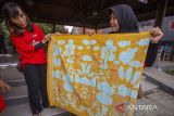 Warga Kampung Keberagaman Merbabu Asih menunjukkan kain batik dengan motif bertema lingkungan menggunakan pewarna alami di Kelurahan Larangan, Kota Cirebon, Jawa Barat, Rabu (28/2/2024). Batik buatan warga Kampung Keberagaman Merbabu Asih binaan Pertamina Hulu Energi Offshore North West Java (PHE ONWJ) itu menjadi upaya untuk meningkatkan ekonomi warga dan tetap menjaga kelestarian lingkungan dengan memanfaatkan bahan alami sebagai pewarna batik. ANTARA FOTO/Dedhez Anggara/agr
