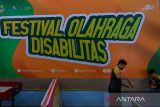 Siswa disabilitas bersiap mengikuti pertandingan tenis meja pada ajang Festival Olahraga Disabilitas di SLBN A Citeureup, Cimahi, Jawa Barat, Kamis (29/2/2024). Festival Olahraga Disabilitas yang digelar Kemenpora tersebut diikuti 300 siswa disabilitas se-Kota Cimahi yang ditujukan untuk menggali potensi dan bakat siswa disabilitas gunavmengikuti ajang paralimpik nasional. ANTARA FOTO/Raisan Al Farisi/agr