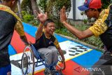 Siswa disabilitas mengikuti lomba balap kursi roda pada ajang Festival Olahraga Disabilitas di SLBN A Citeureup, Cimahi, Jawa Barat, Kamis (29/2/2024). Festival Olahraga Disabilitas yang digelar Kemenpora tersebut diikuti 300 siswa disabilitas se-Kota Cimahi yang ditujukan untuk menggali potensi dan bakat siswa disabilitas gunavmengikuti ajang paralimpik nasional. ANTARA FOTO/Raisan Al Farisi/agr
