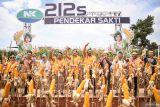 Presiden Direktur Syngenta Indonesia Kazim Hasnain (kelima kiri) didampingi Seed Business Syngenta Indonesia Fauzi Tubat (keempat kiri) memanen jagung hibrida bioteknologi NK Pendekar Sakti disela Grand Launching Jagung Hibrida NK Pendekar Sakti di Desa Banyubang, Solokuro, Lamongan, Jawa Timur, Selasa (27/2/2024). Jagung bioteknologi pertama di Indonesia itu memiliki keunggulan seperti tahan terhadap hama ulat penggerek batang, mudah dibudidayakan serta dapat meningkatkan hasil panen hingga 7-8 ton per hektare dan diharapkan dapat meningkatkan target produksi pangan. Antara Jatim/Rizal Hanafi.