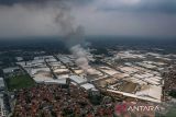 Foto udara kebakaran yang terjadi di kompleks Pabrik Kahatex di Kabupaten Sumedang, Jawa Barat, Kamis (29/2/2024). Kebakaran yang belum diketahui penyebabnya tersebut masih diselediki oleh pihak kepolisian. ANTARA FOTO/Raisan Al Farisi/agr