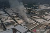 Foto udara kebakaran yang terjadi di kompleks Pabrik Kahatex di Kabupaten Sumedang, Jawa Barat, Kamis (29/2/2024). Kebakaran yang belum diketahui penyebabnya tersebut masih diselediki oleh pihak kepolisian. ANTARA FOTO/Raisan Al Farisi/agr