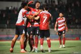 Pesepak bola Madura United Hugo Gomes Dos Santos Silva (tengah) melakukan selebrasi dengan rekan setimnya usai mencetak gol ke gawang  Persikabo 1973 pada pertandingan BRI Liga 1 di Stadion Gelora Bangkalan, Bangkalan, Jawa Timur, Senin (26/2/2024). Madura United menang dengan skor 3-2. Antara Jatim/Rizal Hanafi.