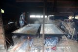 Seorang anggota kelompok petani garam tradisional mengumpulkan butir garam saat produksi di  desa Lam Ujung, kabupaten Aceh Besar, Aceh, Kamis (29/2/2024). Kementerian Kelautan dan Perikanan (KKP) mencatat produksi garam nasional tahun 2023 sebesar 2,5 juta ton atau meningkat sekitar 147 persen dari yang ditargetkan tahun 2023 sebesar 1,7 juta ton. ANTARA FOTO/Ampelsa.