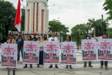 Massa yang tergabung dalam Gerakan Masyarakat Sidoarjo Bersatu Anti Korupsi (GMSBAK) berunjuk rasa di depan Monumen Jayandaru Alun Alun Sidoarjo, Jawa Timur, Rabu (28/2/2024). Mereka menuntut Komisi Pemberantasan Korupsi (KPK) mengusut tuntas kasus korupsi di Sidoarjo. Antara Jatim/Umarul Faruq.
