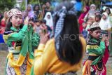 Anggota kelompok kesenian Taruna Jaya memainkan Tari Jaranan di lapangan Sanggar Alam Delima (SAD), Desa Delima, Tebing Tinggi, Tanjung Jabung Barat, Jambi, Rabu (28/2/2024). Kelompok kesenian yang tumbuh dari inisiasi warga perantauan asal Jawa di desa yang berjarak sekitar 60 kilometer dari pusat pemerintahan Kabupaten Tanjung Jabung Barat itu didirikan sebagai upaya pelestarian kesenian leluhur yang kini telah memiliki 30 anggota lebih berusia 4-60 tahun dan terus berkembang dari permintaan pementasan. ANTARA FOTO/Wahdi Septiawan/foc.
