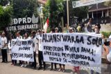 Masyarakat  aksi di depan DPRD Surakarta dukung 