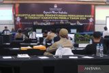 Komisioner Komisi Pemilihan Umum (KPU) memimpin rapat pleno terbuka rekapitulasi hasil perhitungan perolehan suara tingkat Kabupaten Pemilu 2024 di Kabupaten Jombang, Jawa Timur, Kamis (29/2/2024). Rekapitulasi perolehan suara Pemilu 2024 tingkat Kabupaten itu berlangsung hingga Senin (4/3/2024). Antara Jatim/Syaiful Arif.