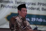 Kepala Kantor Wilayah Kementerian Agama Provinsi Jawa Timur Husnul Maram menyampaikan sambutan saat Bimbingan Teknis Petugas Penyelenggara Ibadah Haji (PPIH) Kloter Embarkasi Surabaya Terintegrasi Dengan Kementerian Kesehatan Tahun 1445 H/2024 di Asrama Haji Embarkasi Surabaya, Jawa Timur, Kamis (29/2/2024). Bimtek yang dilaksanakan sampai 9 Maret 2024 itu diikuti 530 orang PPIH embarkasi Surabaya yang nantinya akan melayani 106 kloter jamaah calon haji embarkasi Surabaya. Antara Jatim/Didik Suhartono.